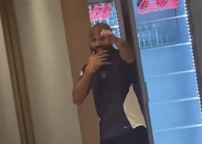 Bryan Mbeumo gây chú ý khi vừa nhảy vừa hát